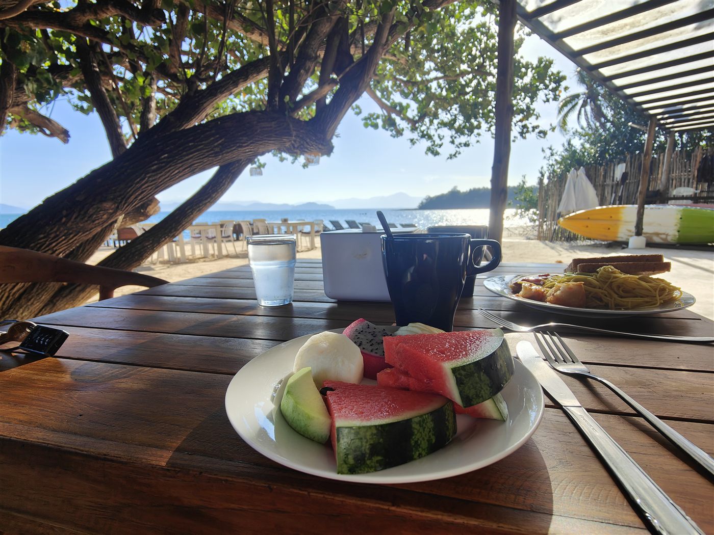 Frühstück mit Obstteller und Meerblick auf Koh Phayam